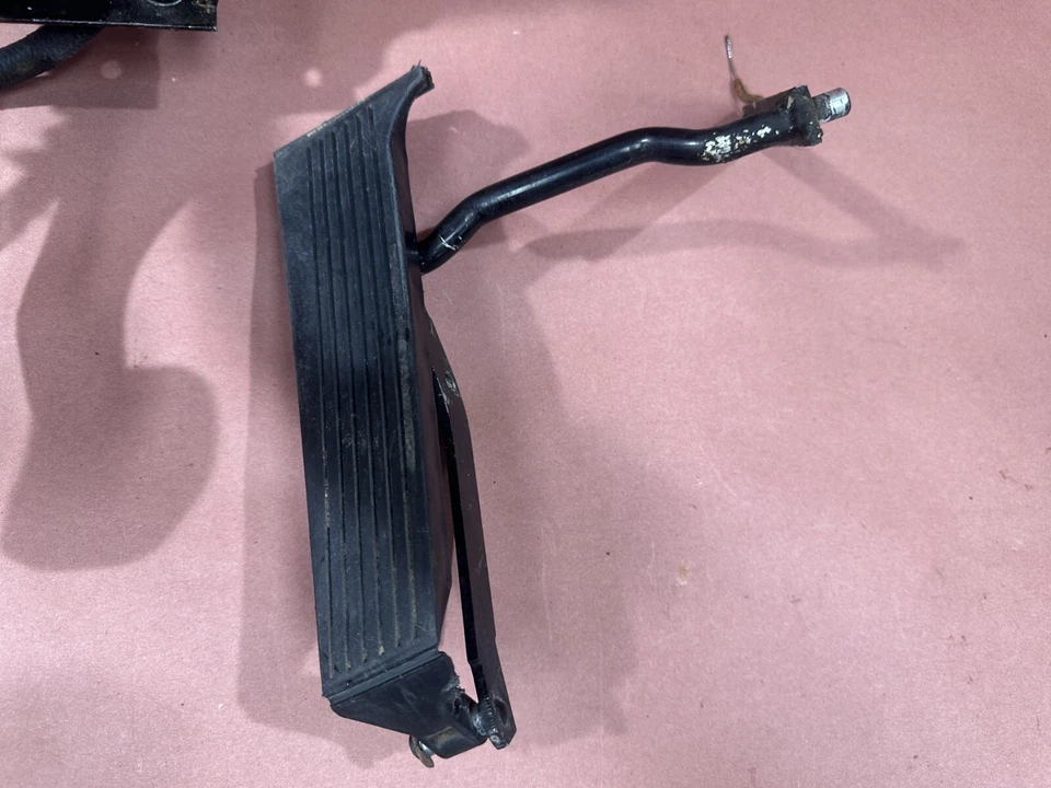 BMW E28 533I 528e 528I 535I Soporte de parada Conjunto de pedal de freno OEM 112 K millas Foto 4 de 4