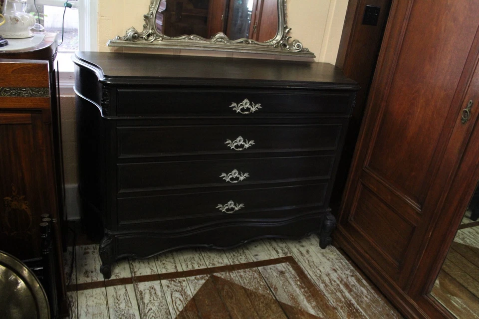 Cajonera francesa antigua Luis XV | pintada de negro con herrajes ornamentados Foto 3 de 4