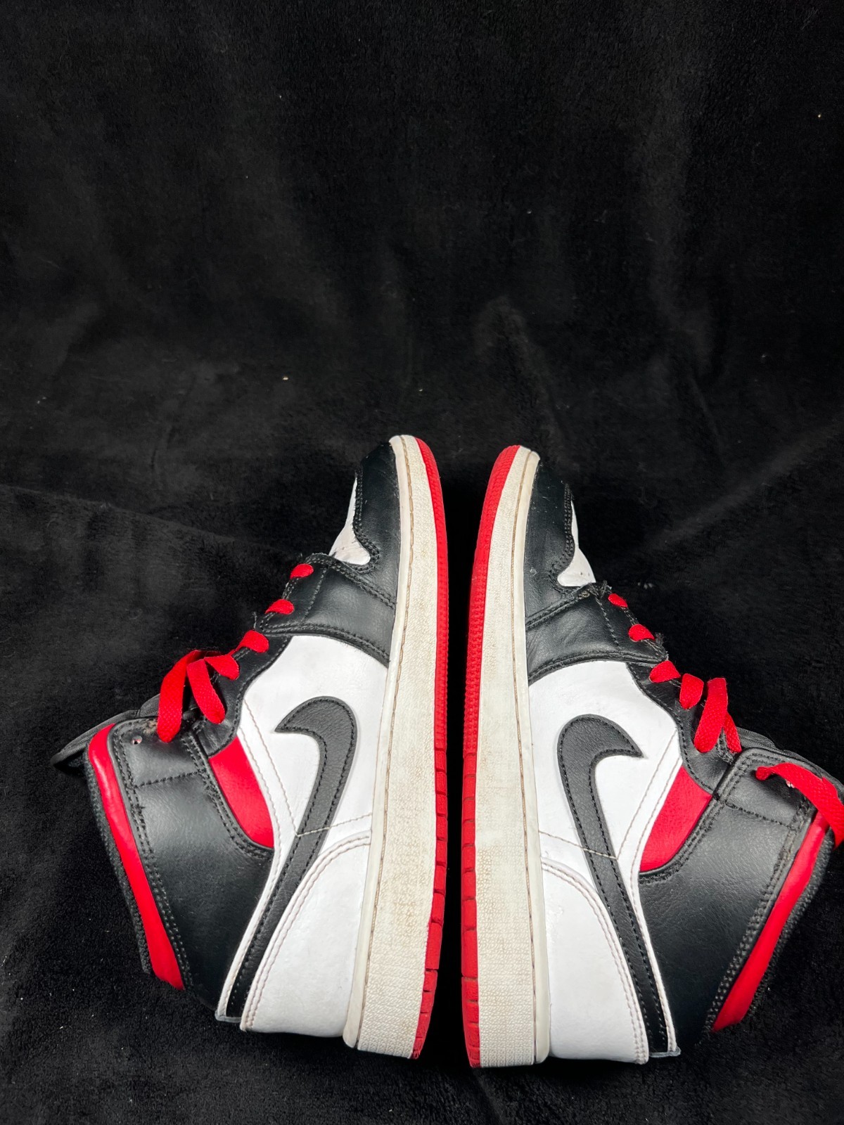 Nike Air Jordan 1 Mid GS Size 6.5Y Black Toe White Gym Red Black DQ8423-106 thumbnail 5