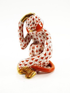 HAND PAINTED HEREND MONKEY SCRATCHING RUST FISHNET WITH GOLD ACCENTS REF 397/11