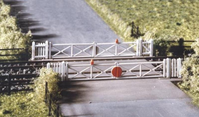 Ratio 234 Level Crossing with Gates Plastic Kit N Gauge