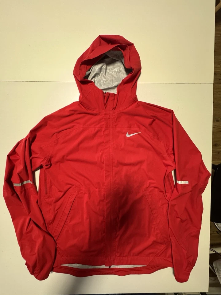 Nike Shield Runner Chaqueta para Correr Impermeable con Capucha Roja Para Hombre Grande Usada En muy buena condición - Imagen 3 de 4