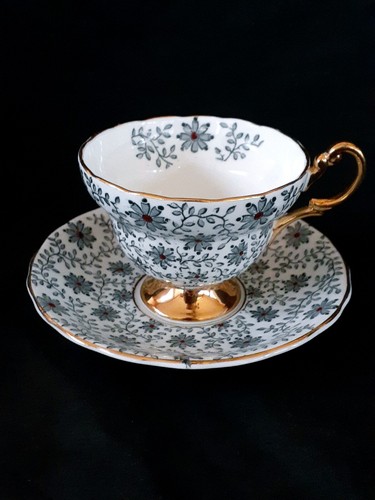 Rare Victoria C&E England bone china hand decorated tea cup & saucer, 1960's - Picture 4 of 10