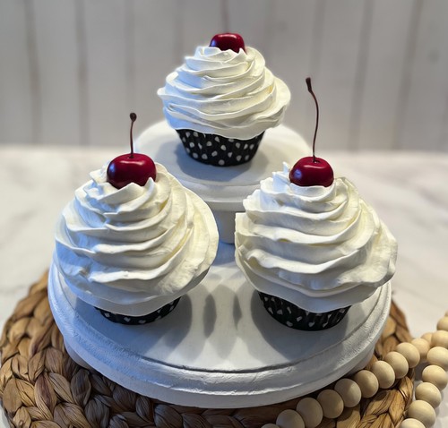 DEZICAKES Fake Cupcakes Vanille Kunstfutter 3er Set Uni Vanille Cupcakes - Bild 5 von 9