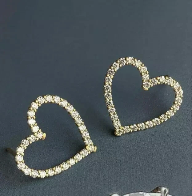 Aretes para mujer enchapados en oro amarillo de 14 quilates con forma de corazón de diamantes creados en laboratorio de 1 quilate Foto 3 de 3