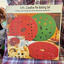 Vintage 3 Piece Creative Pie-Baking Set Apples Hearts Christmas Trees No Pan