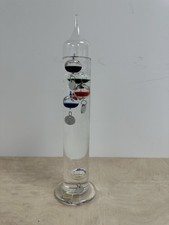 Glas Galileo-Thermometer Deko-Standthermometer mit Fl&uuml;ssigkeitss&auml;ulen
