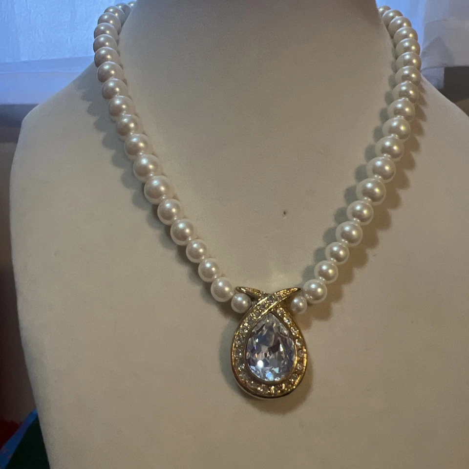 Vtg Signed Marvella Pearl Rhinestone Gold tone Choker Necklace Hook Clasp - Image 2 of 4