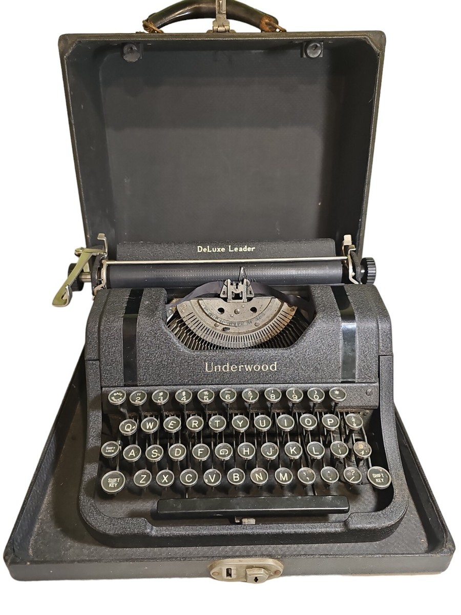 Antique Vintage Underwood Deluxe Leader Typewriter In