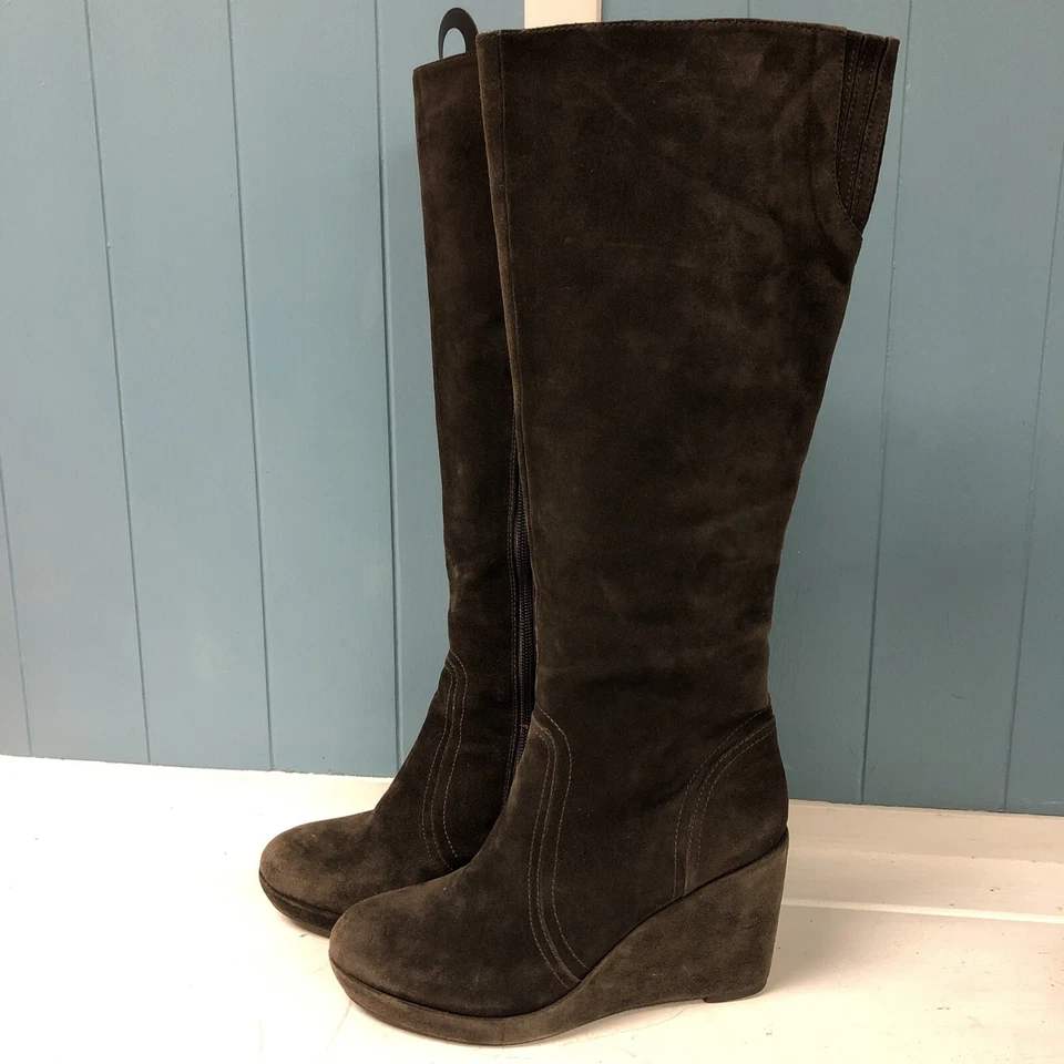 Bota Elaine Turner Designs Feminina Tamanho 7 Couro Marrom Camurça Joelho Alto Cunha - Imagem 2 de 4