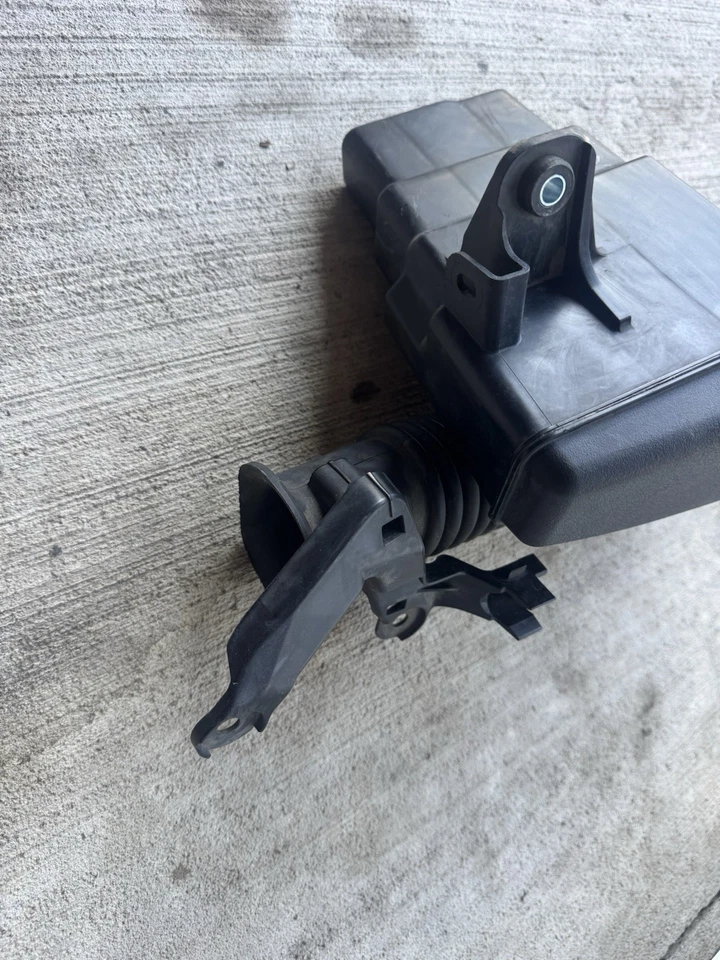 Caixa de purificador de ar 2011–2017 Lexus CT200h com duto de admissão fabricante de equipamento original 17751-37100 - Imagem 2 de 4