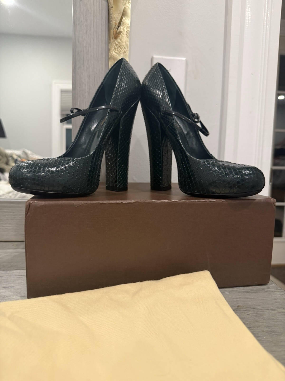 Louis Vuitton Fall 2011 Green Python Fetish Pumps - image 4