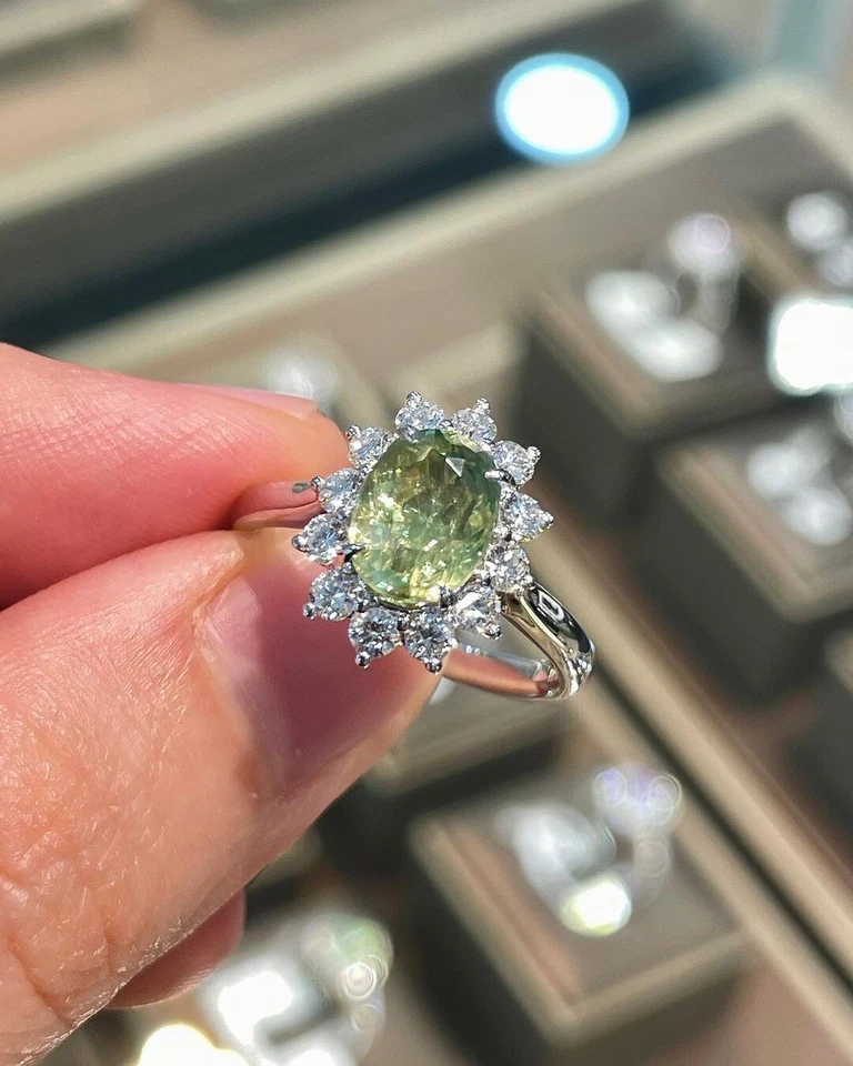 Alianza ovalada de diamantes y zafiros verdes naturales de 3,01 quilates de oro blanco sólido de 14 quilates Foto 3 de 4