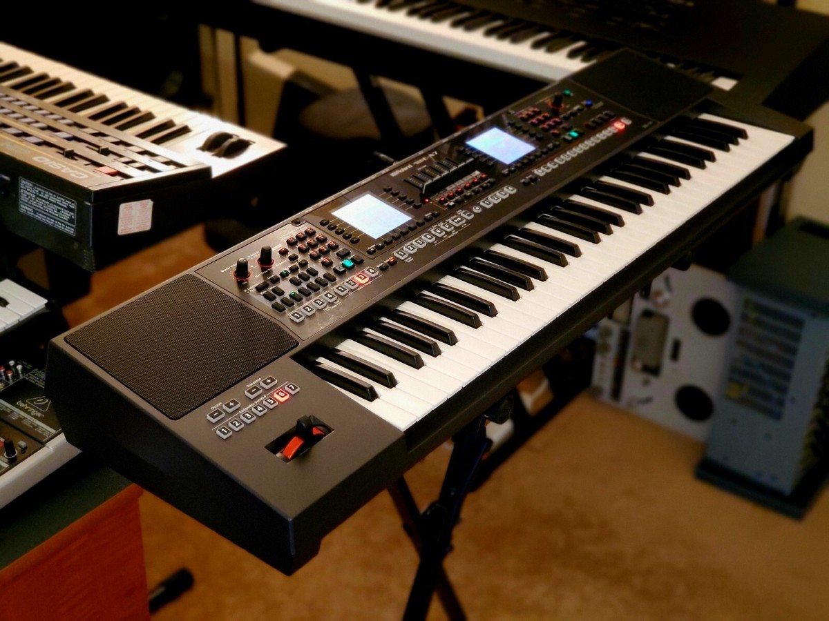 ROLAND EA7 SUPERB EXPANDABLE ARRANGER WORKSTATION ORIENTAL IN