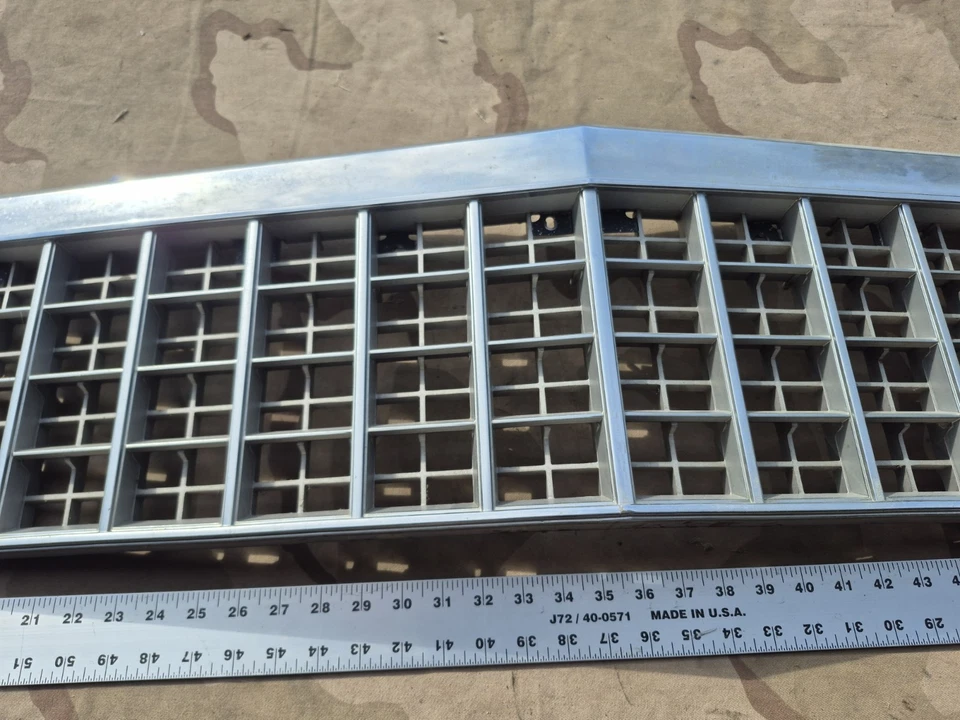 Parrilla Ford LTD 1980-1987 Crown Victoria OEM 81 82 83 84 85 86 87  Foto 3 de 4