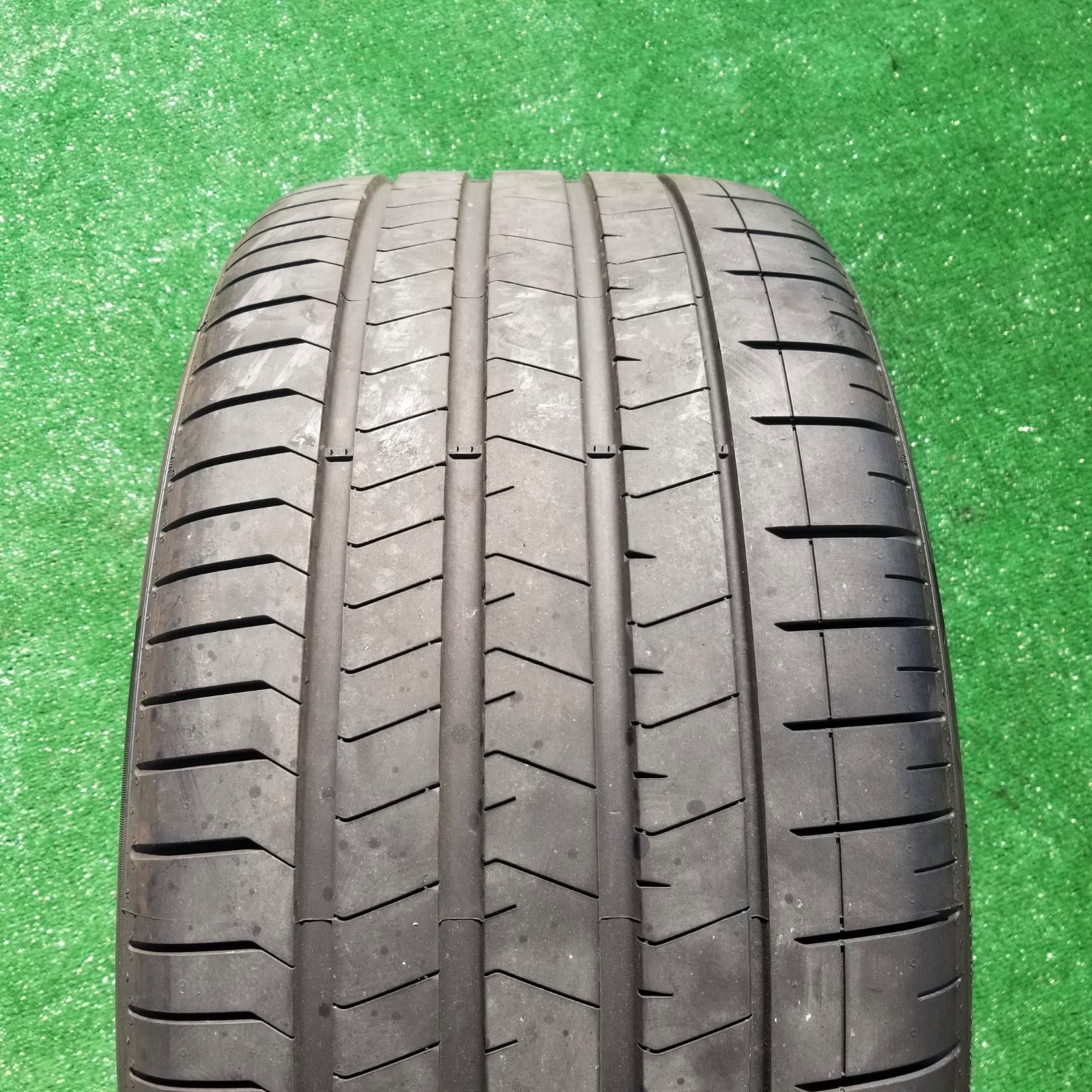 325/35R22 Pirelli P Zero PZ4 Tire A8B Aston Martin 325/35ZR-22 114Y 99% Tread
