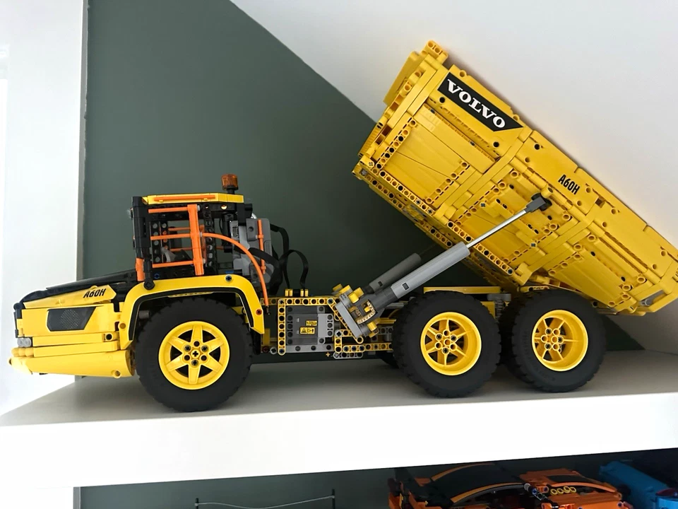 LEGO Technic 42114 6x6 Volvo Articulated Hauler, photo 1 of 4