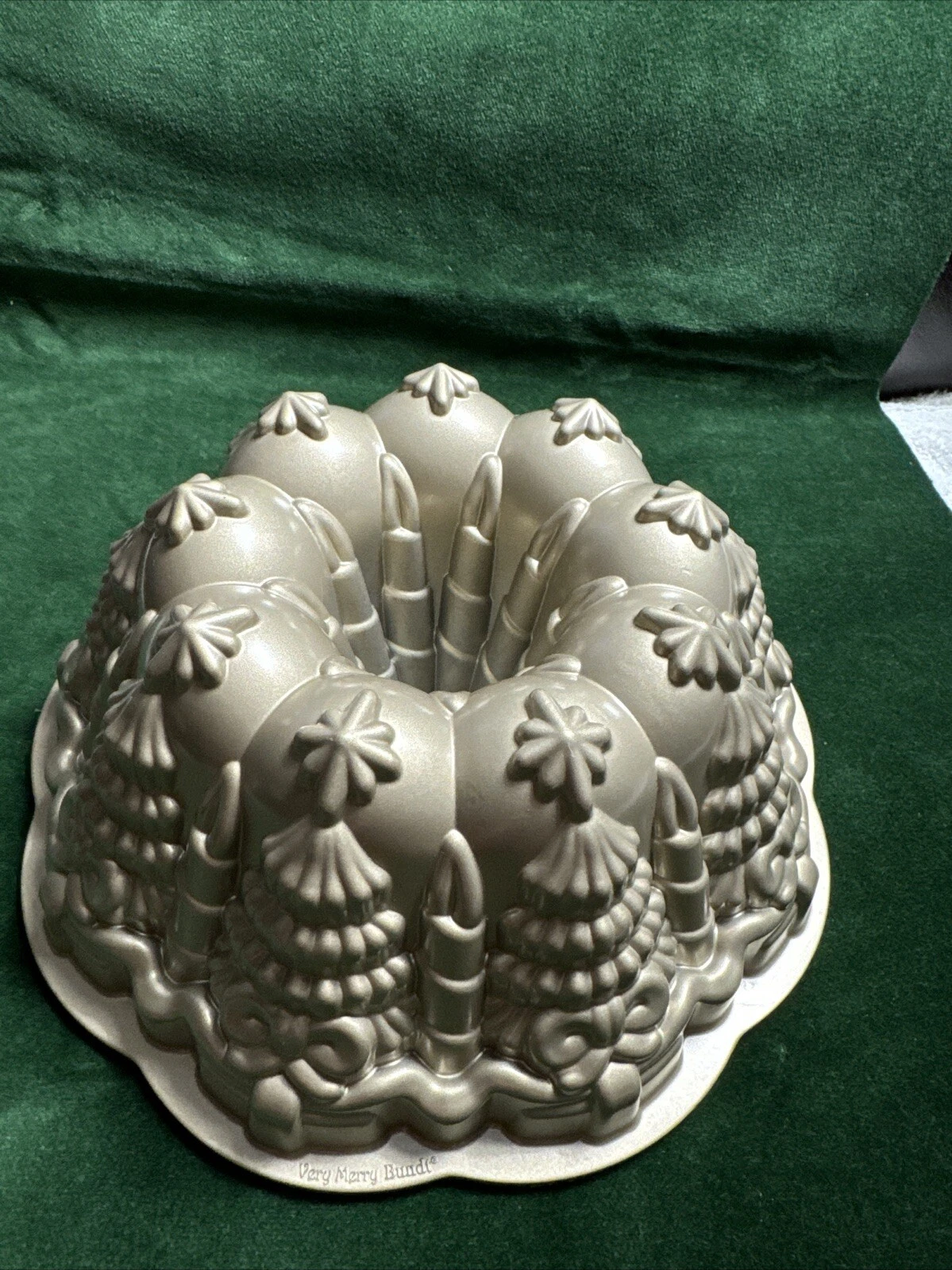 Williams Sonoma Nordic Ware Very Merry Gold Bundt Cake Pan, 10 Cups