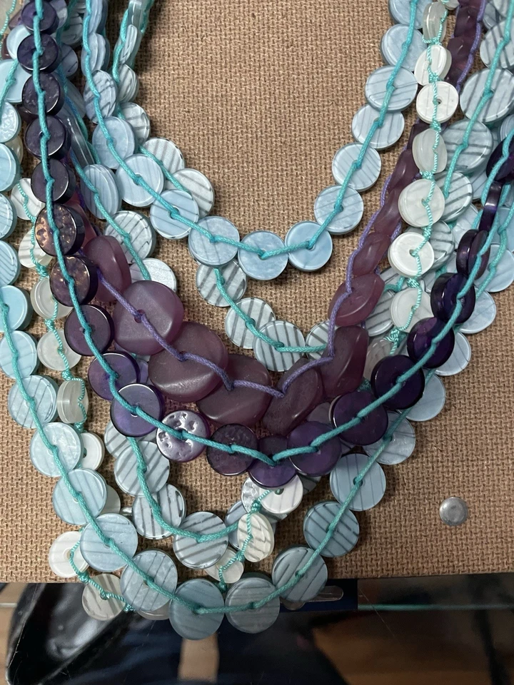 Collar Chico’s Multistrand Turquesa Púrpura Disco Shell Distintivo  Foto 2 de 4