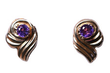 14K YELLOW GOLD AMETHYST PIERCED EARRINGS IN SWIRL SETTING