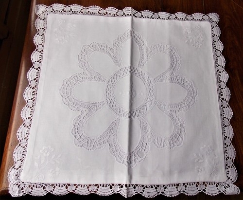 HOUSSE DE COUSSIN BRODEE MAIN DENTELLE AUX FUSEAUX CLUNY BLANC 40 CM - Picture 2 of 4