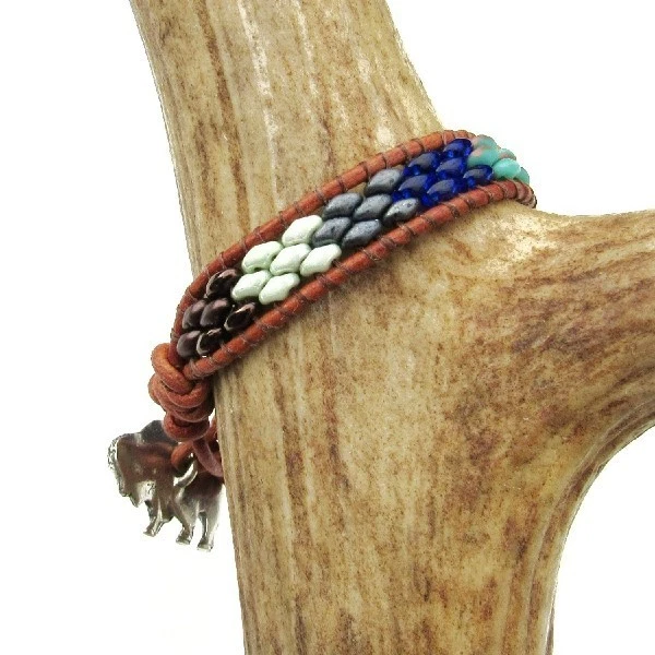 Pulsera envolvente de cuero con cuentas, cierre de botón de búfalo, hecha a mano Foto 3 de 4