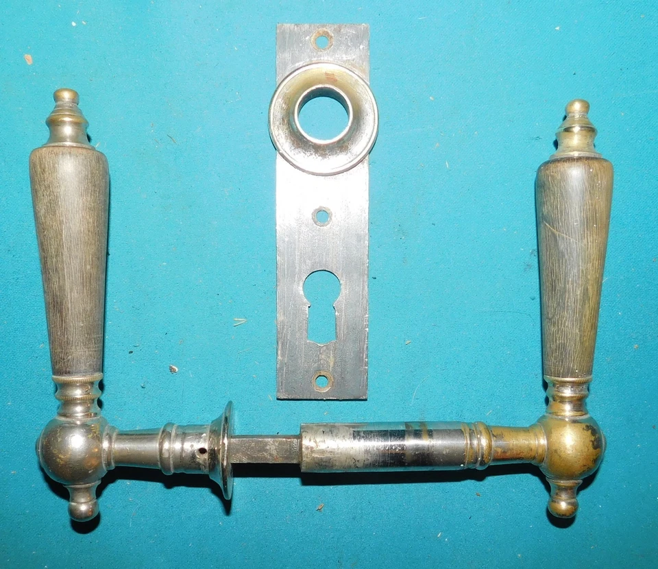 ANCIENNE POIGNÉE DE PORTE GOLLOT NAPOLÉON III FIN XIXe DÉBUT XXe . BRONZE & BOIS - Photo 2/4