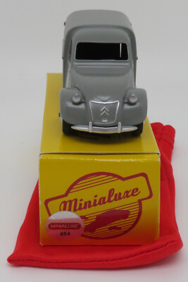 La Citroën 2cv camionnette bleue en miniature de Norev incomplète au 1