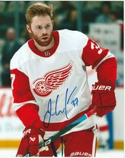 JT COMPHER U OF M DETROIT RED WINGS 8X10 AUTOGRAPHED SIGNED PHOTO W/ COA