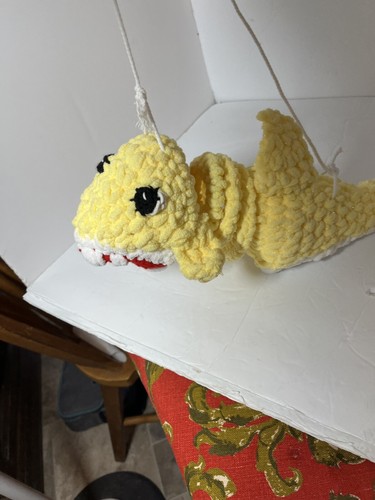 Bebé Tiburón Cuerda Marioneta Peluche Juguete Ojos Seguros Plástico Slinky, Tiburón Amarillo - Imagen 2 de 8