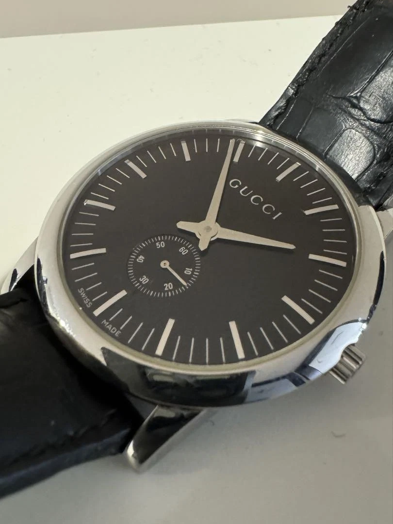 Montre Gucci 5600M à remontage manuel cadran noir
