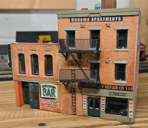 HO ASSEMBLED KIT BUILDING, STORES & APARTMENTS, FROM LAYOUT ESTATE
