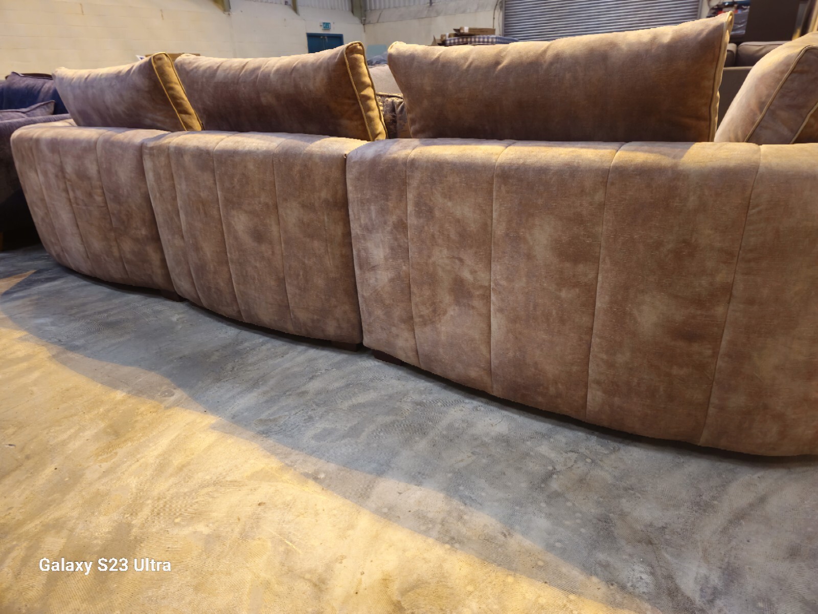 SOFOLOGY EMPEROR LUCERNE CHAMPAGNE MIX LARGE 4 SEATER SOFA(excellent