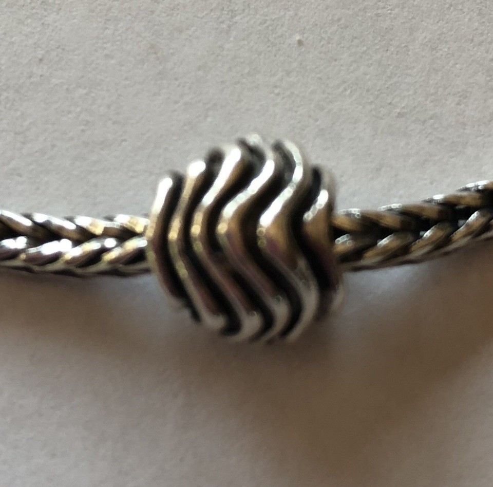 Materia Bead Glasperle Linien Streifen Weiß Lila Flieder 1582, Hülse