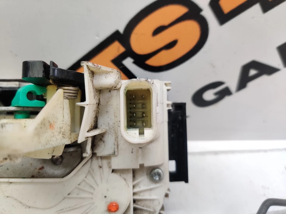 2009 DODGE NITRO 2.8 CRD LEFT FRONT DOOR LOCK LATCH 04589469AD - Image 2 of 4