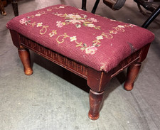 Vintage handgearbeiteter Nadelspitze Fußhocker floral gepolstert Nussbaum Fußstütze