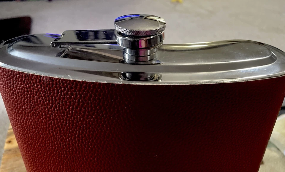 Frasco de cadera gigante de 128 onzas con bebida de grifo se mantiene frío con una funda de cuero Foto 2 de 4