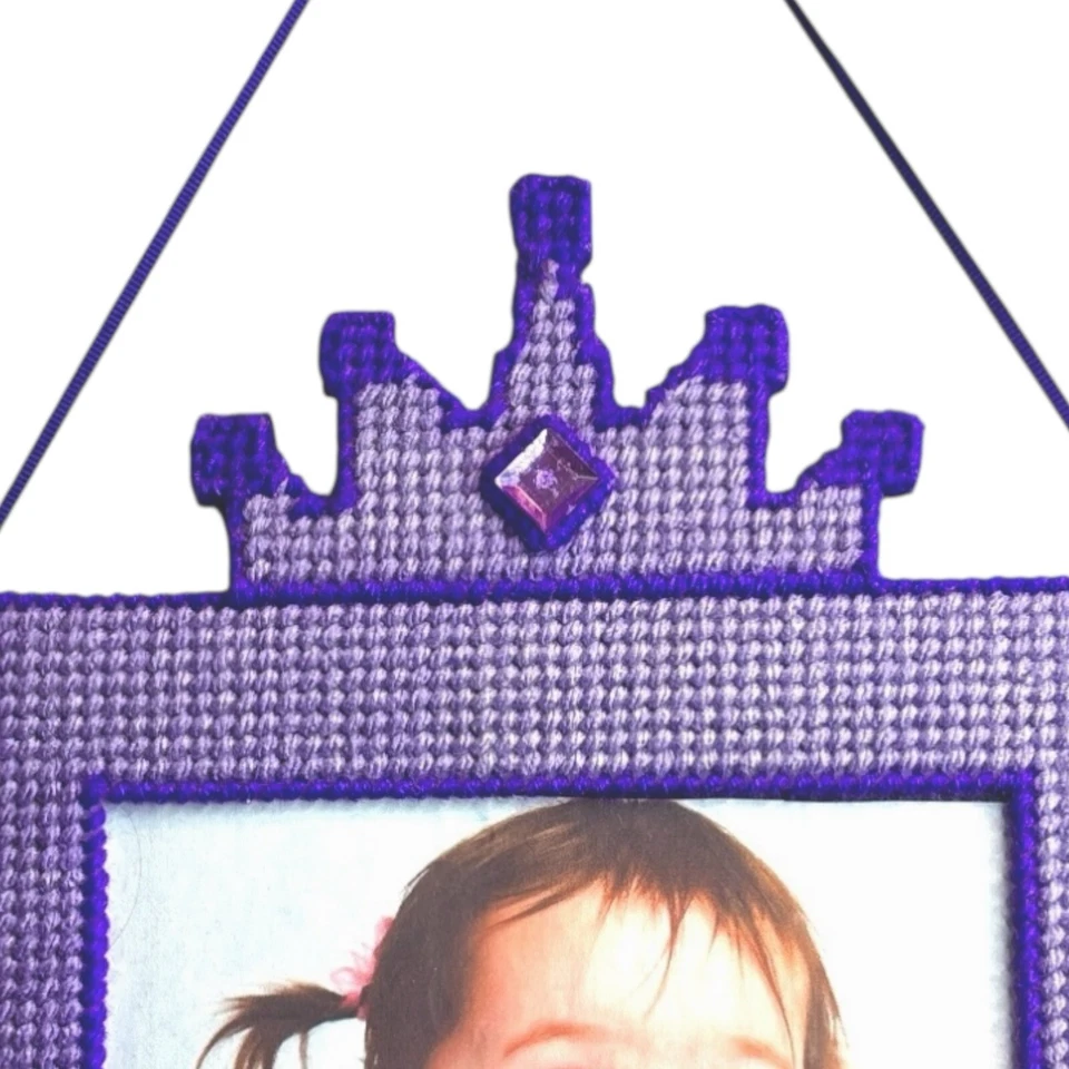Marco de fotos de lona de plástico a punta de aguja hecho a mano corona de princesa púrpura guardería Foto 4 de 4