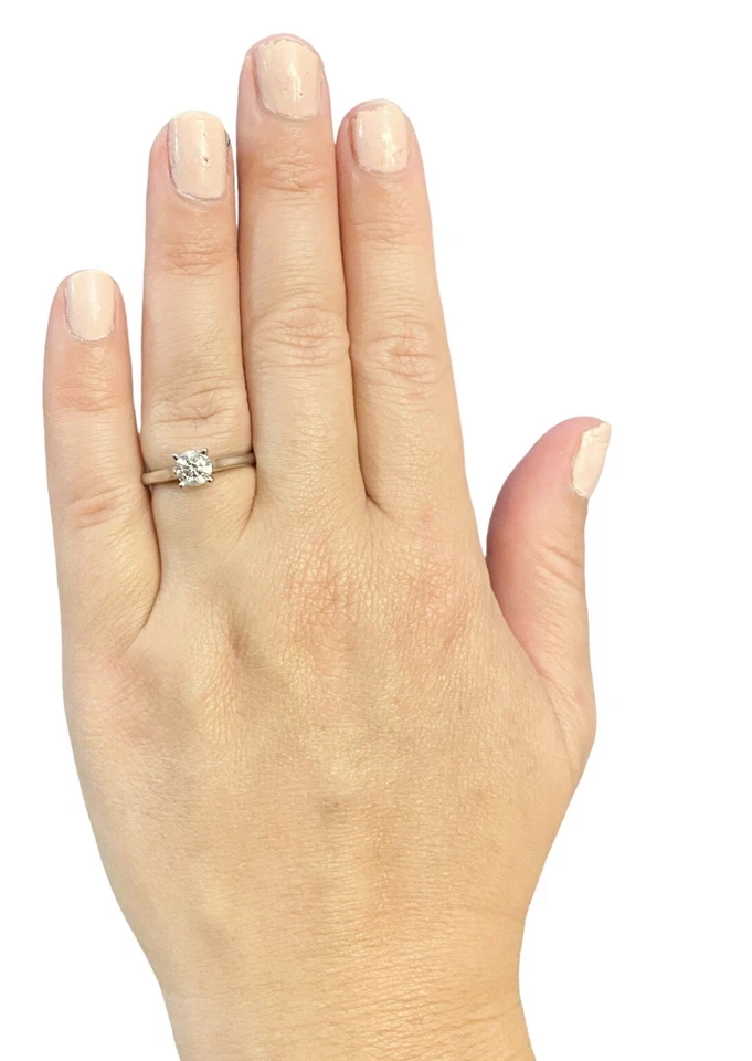 Anillo de compromiso solitario vintage de diamantes redondos naturales de oro blanco de 14k Foto 4 de 4