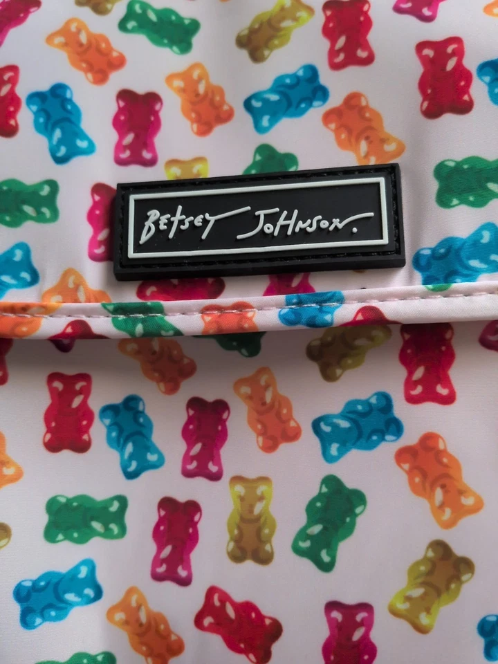 Lancheira Betsey Johnson branca com ursinhos de borracha coloridos/NOVA COM DEFEITOS UM PONTO DE CANETA* - Imagem 2 de 4