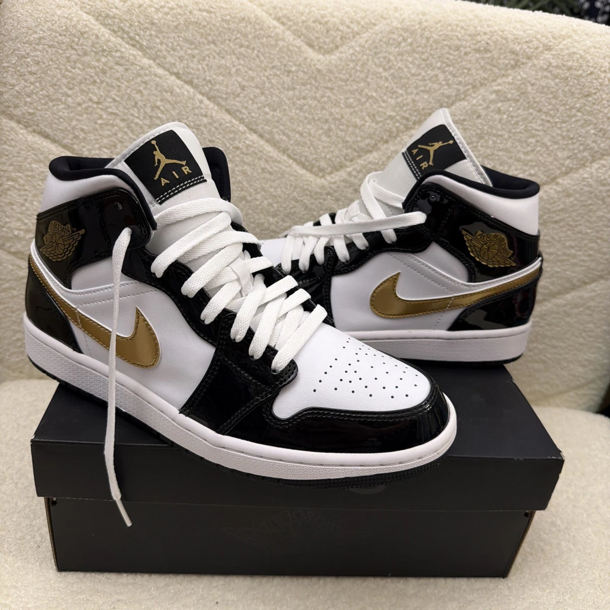 Preços baixos em Jordan 1 Mid SE Patent Black Gold | eBay