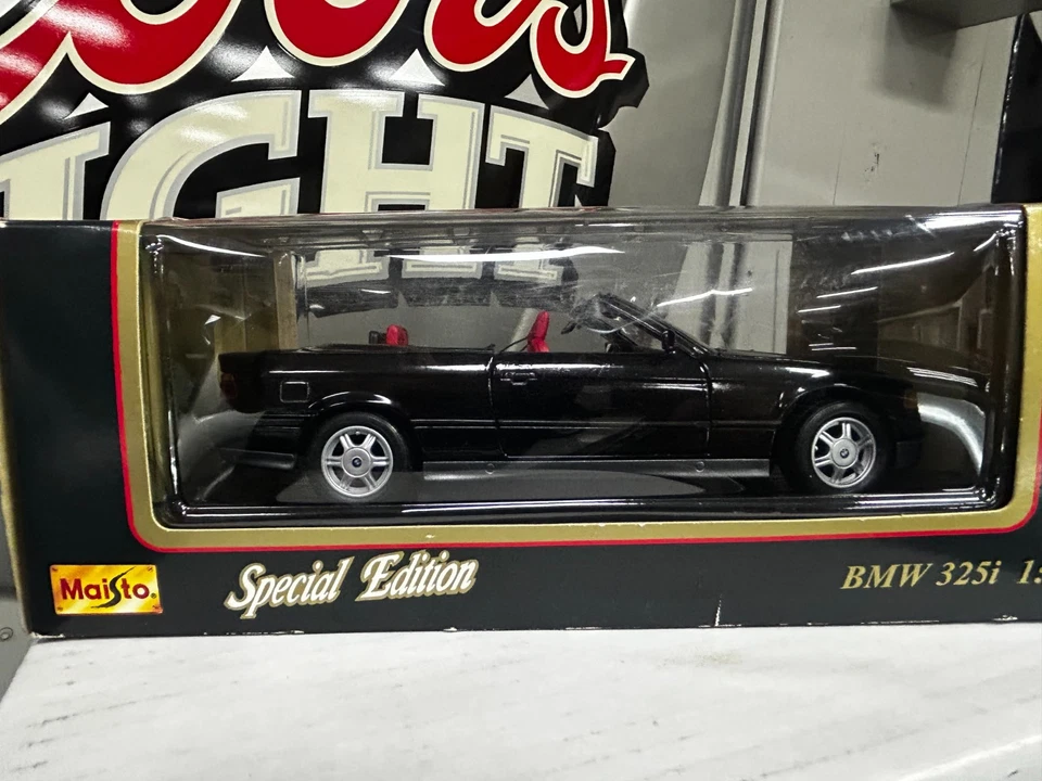 Maisto 1993 BMW 325i Convertible Special Edition 1:18 Scale Diecast Model Car - Image 2 of 4