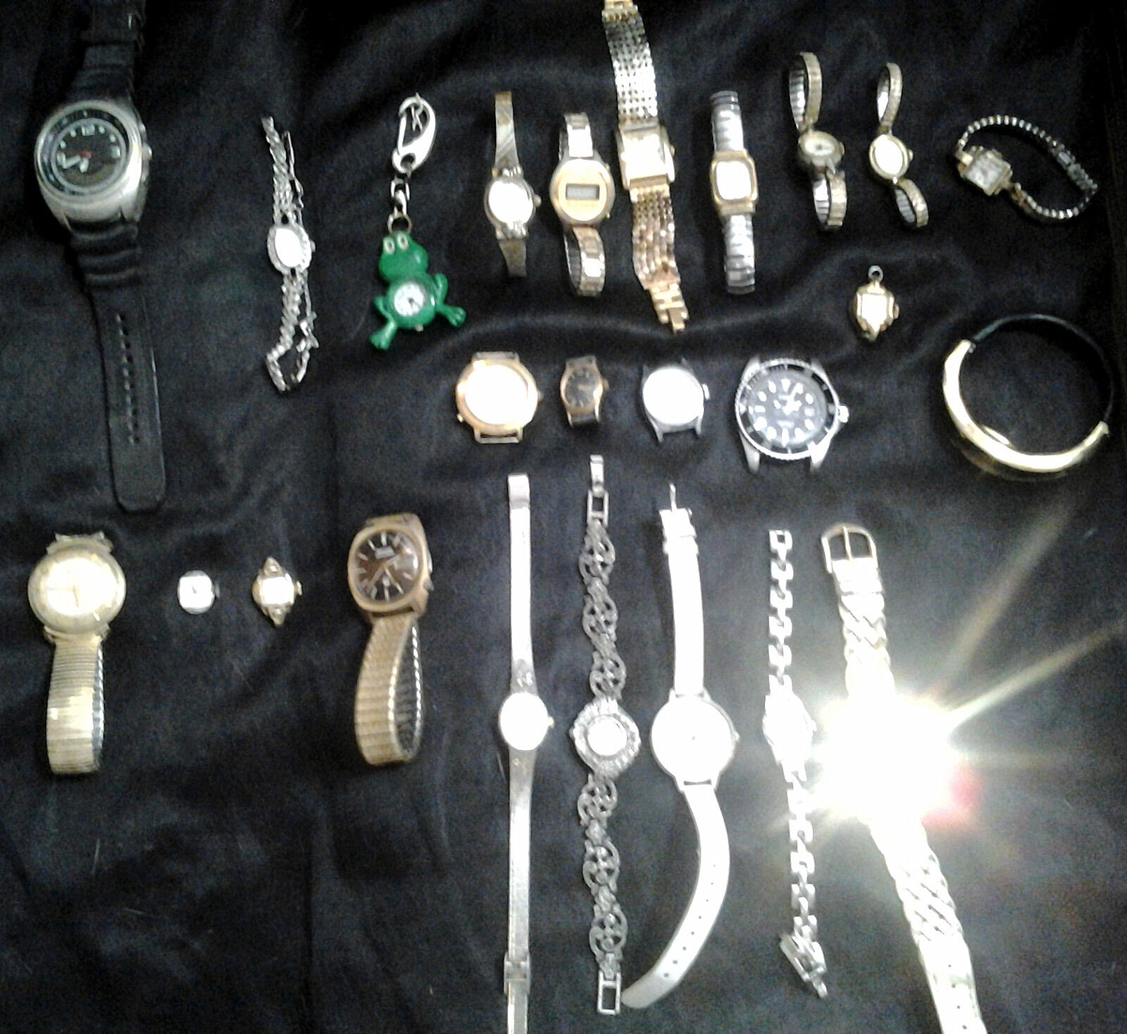 MORE THAN 20 ASSORTED WATCHES INCLUDING BULOVA