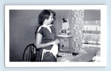 Foto antigua vintage SOLO MUJER EN HABITACIÓN FOTO INSTANTÁNEA ANTIGUA FOTO FOTO FOTO