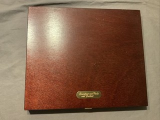 Leere Holzmünzbox mit 12 quadratischen Fächern Einigkeit Recht u. Freiheit (5)