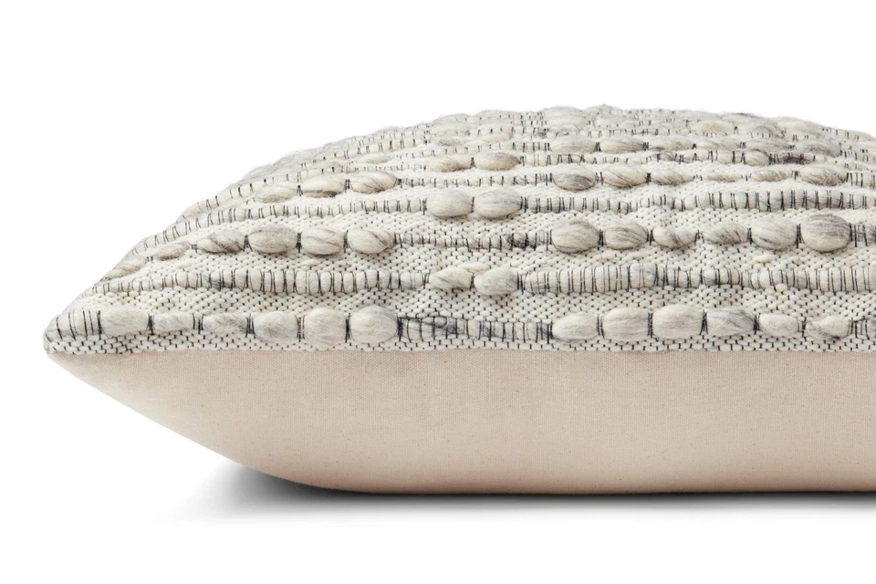 Almohada moderna de 22 pulgadas - Magnolia Home de Joanna Gaines / Almohada Loloi Foto 2 de 4