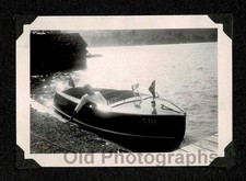 MAN SHINY WOODEN SPEED BOAT INBOARD MOTOR DOCK LAKE OLD/VINTAGE PHOTO-H890
