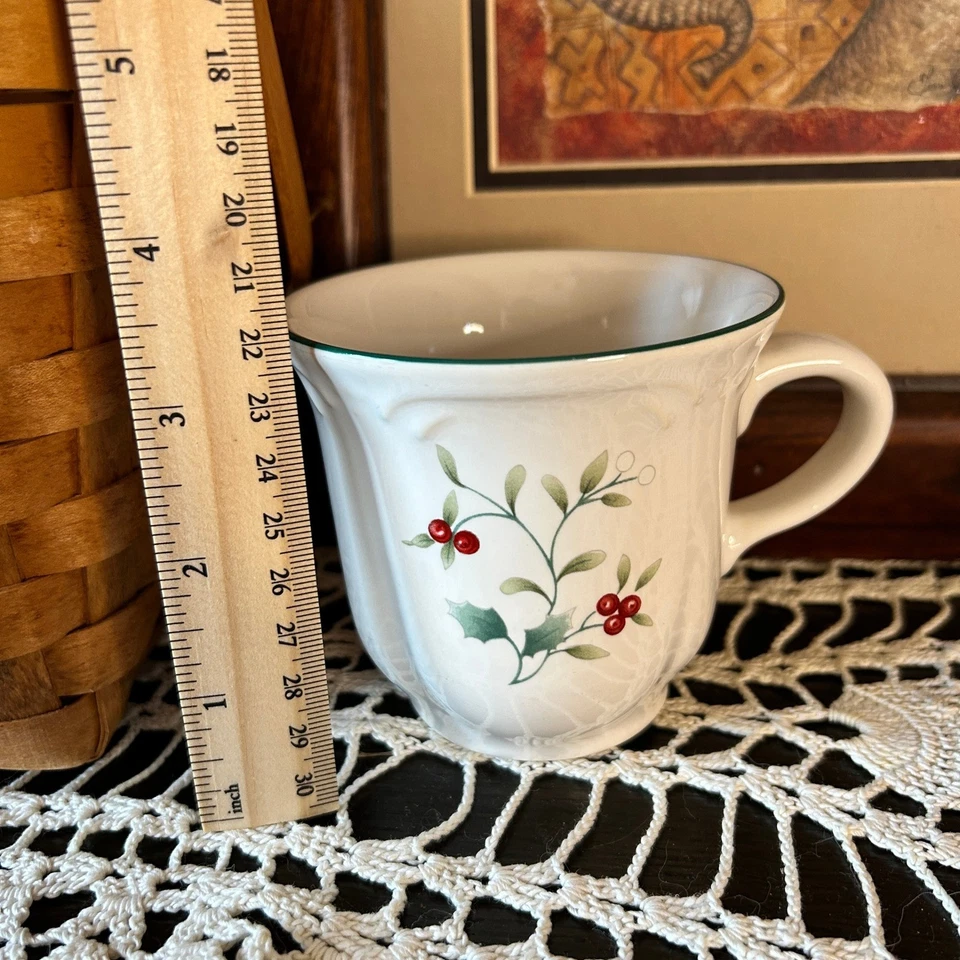 Taza de madera de invierno Pfaltzgraff blanca con borde verde acebo vacaciones de Navidad Foto 3 de 4