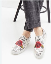 DKNY Case Women s Slip On Sneakers Size 7 White Black Graffiti Rose Floral Shoes