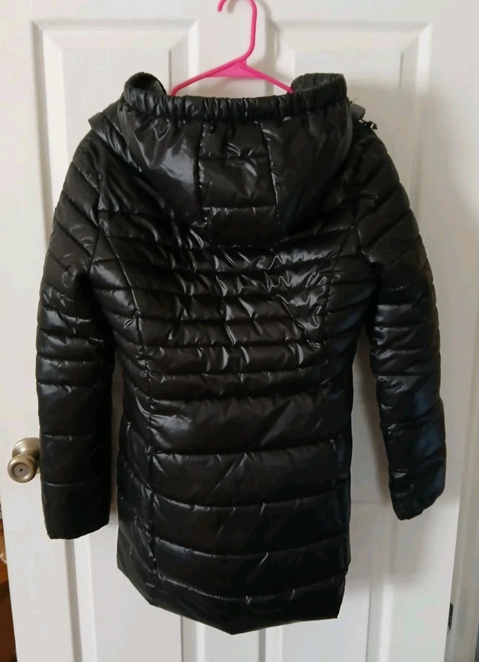 Abrigo largo acolchado acolchado negro talla pequeña Kenneth Cole New York para mujer Foto 4 de 4